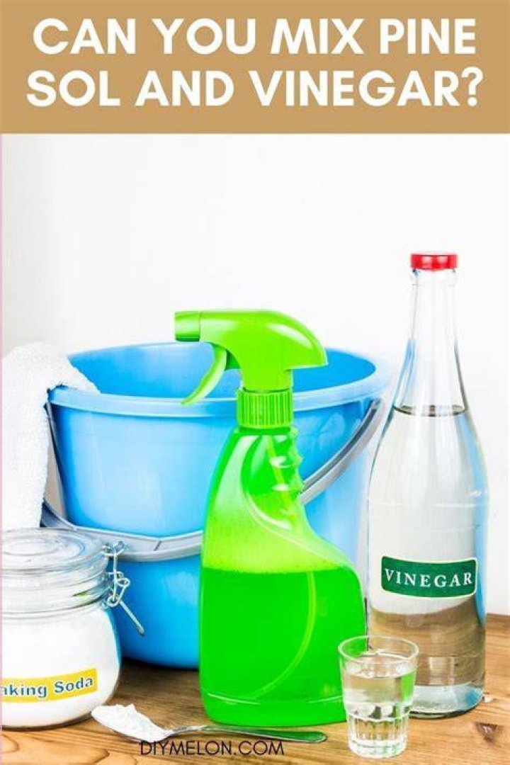 What happens if you mix Pine-Sol and vinegar?