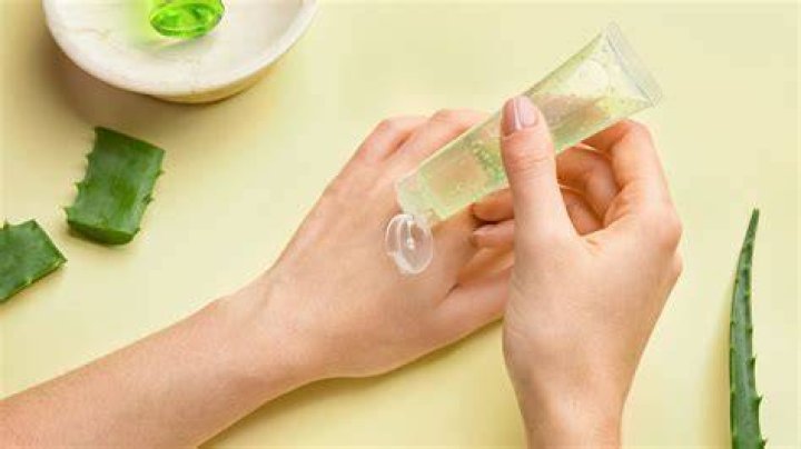 What is the best time to apply aloe vera gel on face?